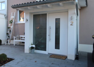 Weiße Haustür mit Glaseinsatz von außen – Haustürlösungen der Schreinerei Kappus aus Ettenheim