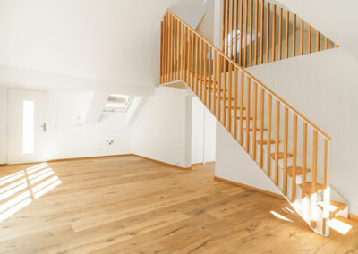 Holztreppe und Holzboden mit weißer Tür und abschließbarem schrägen Dachfenster – Innenausbau von der Schreinerei Kappus aus Ettenheim