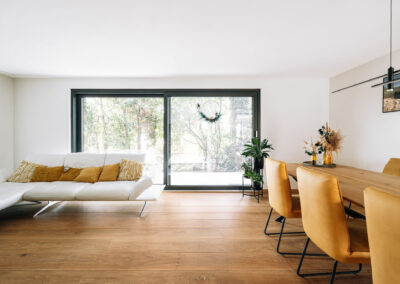 Offener Raum mit Holzboden und bedienbarem Schiebefenster im Hintergrund – Innenausbau von der Schreinerei Kappus aus Ettenheim