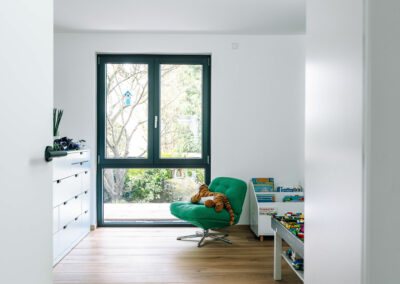 Weiße offene Tür mit Blick auf Holzboden und abschließbares Fenster im Hintergrund – Innenausbau von der Schreinerei Kappus aus Ettenheim