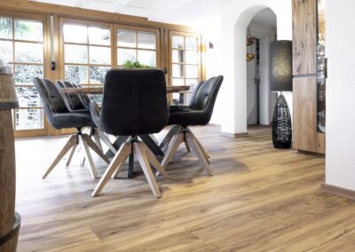 Hochwertiger Holzboden mit Esstisch, Stühlen und Holzfenstern – Innenausbau von der Schreinerei Kappus aus Ettenheim