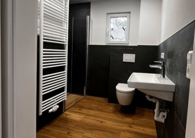 Badezimmer mit hochwertigem Holzboden – Innenausbau von der Schreinerei Kappus in Ettenheim