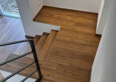 Blick von oben auf Holzboden, Holztreppe und Fenster – Innenausbau von Schreinerei Kappus in Ettenheim