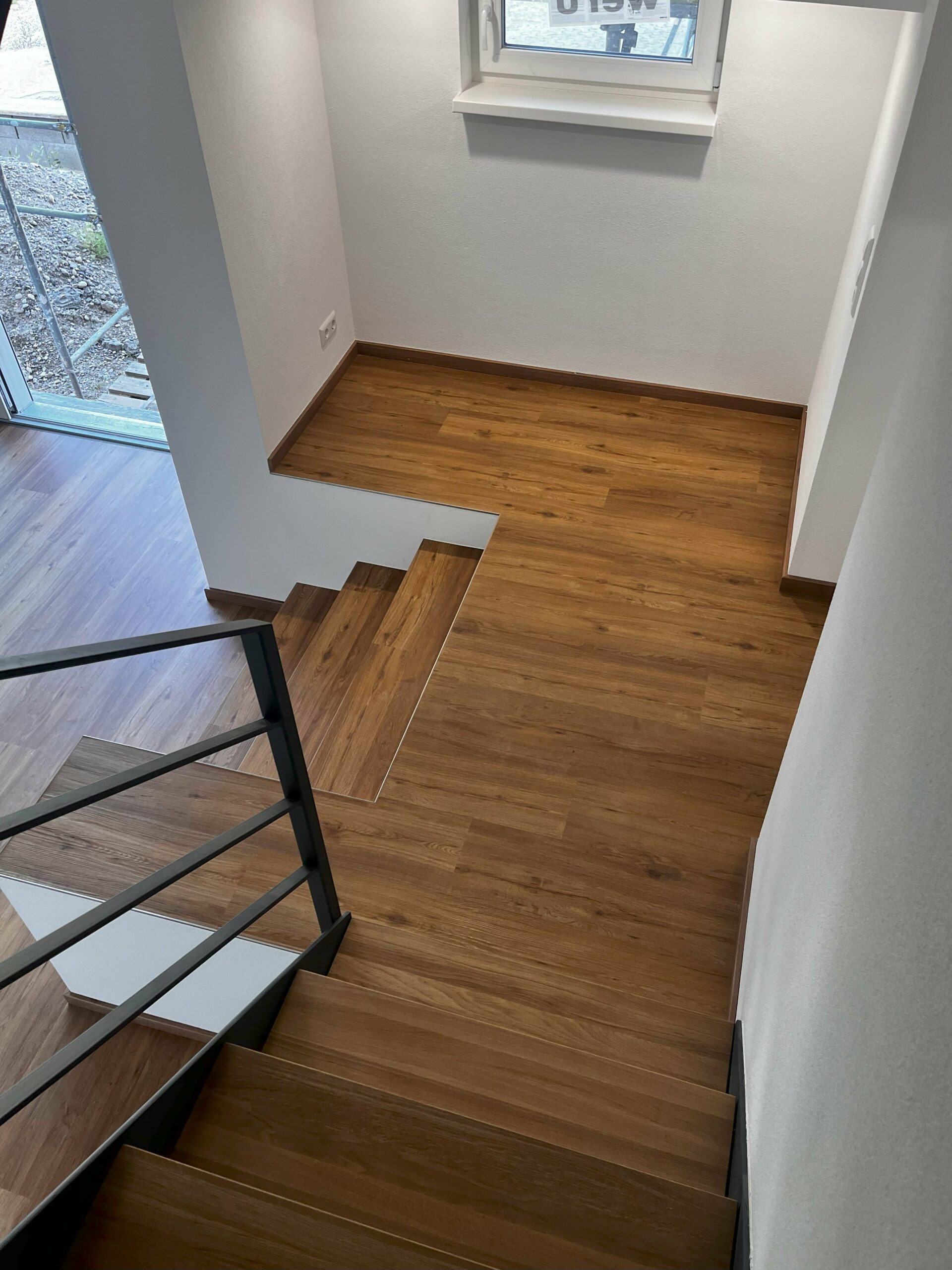 Holzboden, Treppe und Fenster von oben – Schreinerei Kappus Ettenheim Blick von oben auf Holzboden, Holztreppe und Fenster – Innenausbau von Schreinerei Kappus in Ettenheim