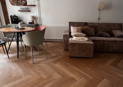 Wohnzimmer mit hochwertigem Holzboden – Innenausbau von der Schreinerei Kappus in Ettenheim